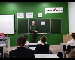 В г. Донецке Ростовской области студенты Военного учебного центра встретились со старшеклассниками.
